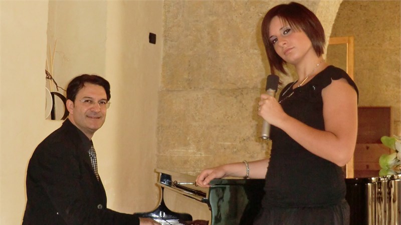 ROBERTO (al piano)+VALE.JPG