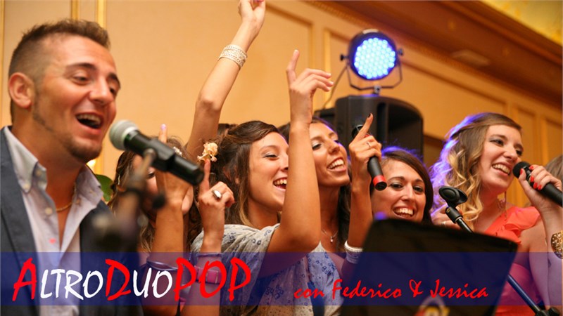 13 KARAOKE CON MICROFONI WIRELESS.jpg