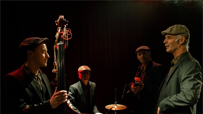 Uke Swing  6.jpg